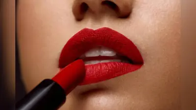 Lipstick Tips: अगर आप भी होठों पर लगी लिपस्टिक खा जाती हैं, तो फॉलो करें ये ट्रिक्स