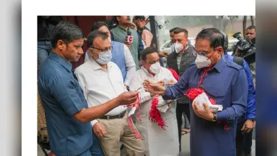 Delhi Lockdown: दिल्ली में ‘लॉकडाउन’ जैसी स्थिति, स्कूल बंद, SC ने मास्क पहनने की दी सलाह, वर्क फ्रॉम होम की मांग