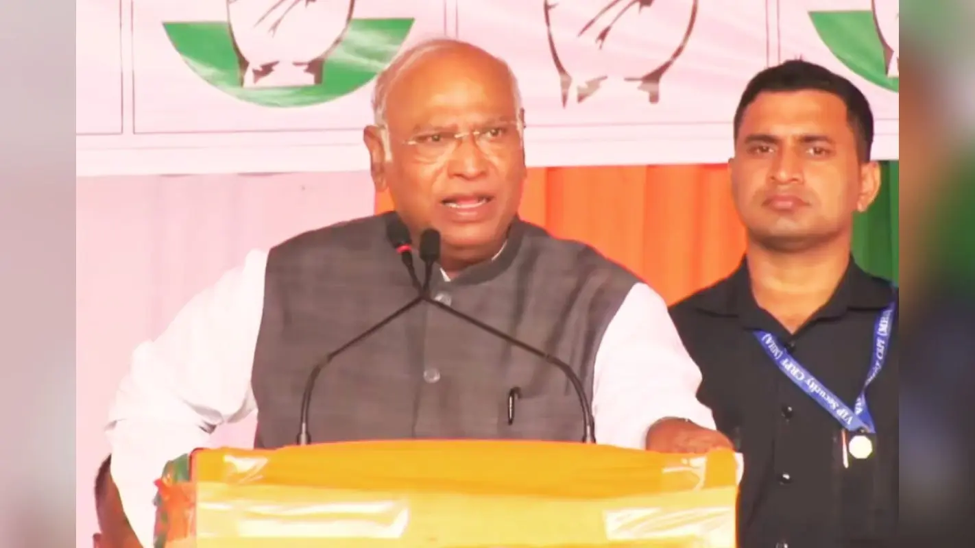 मोदीजी को बहुमत मिलता तो संविधान को अदल-बदल कर देते, हजारीबाग में बोले मल्लिकार्जुन खरगे