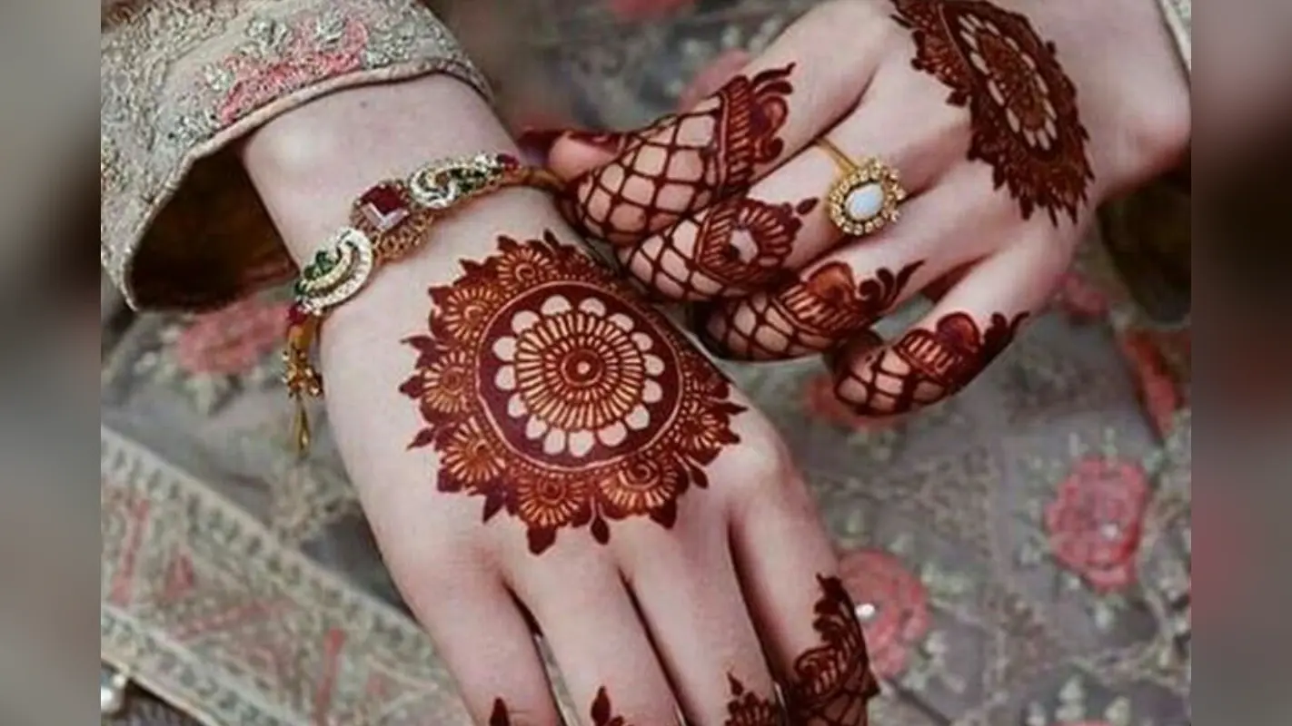 Easy & Beautiful Mehndi Design For Bride: दुल्हन के हाथों की रौनक बढ़ाएगी ये आसान और खूबसूरत मेहंदी डिजाइन