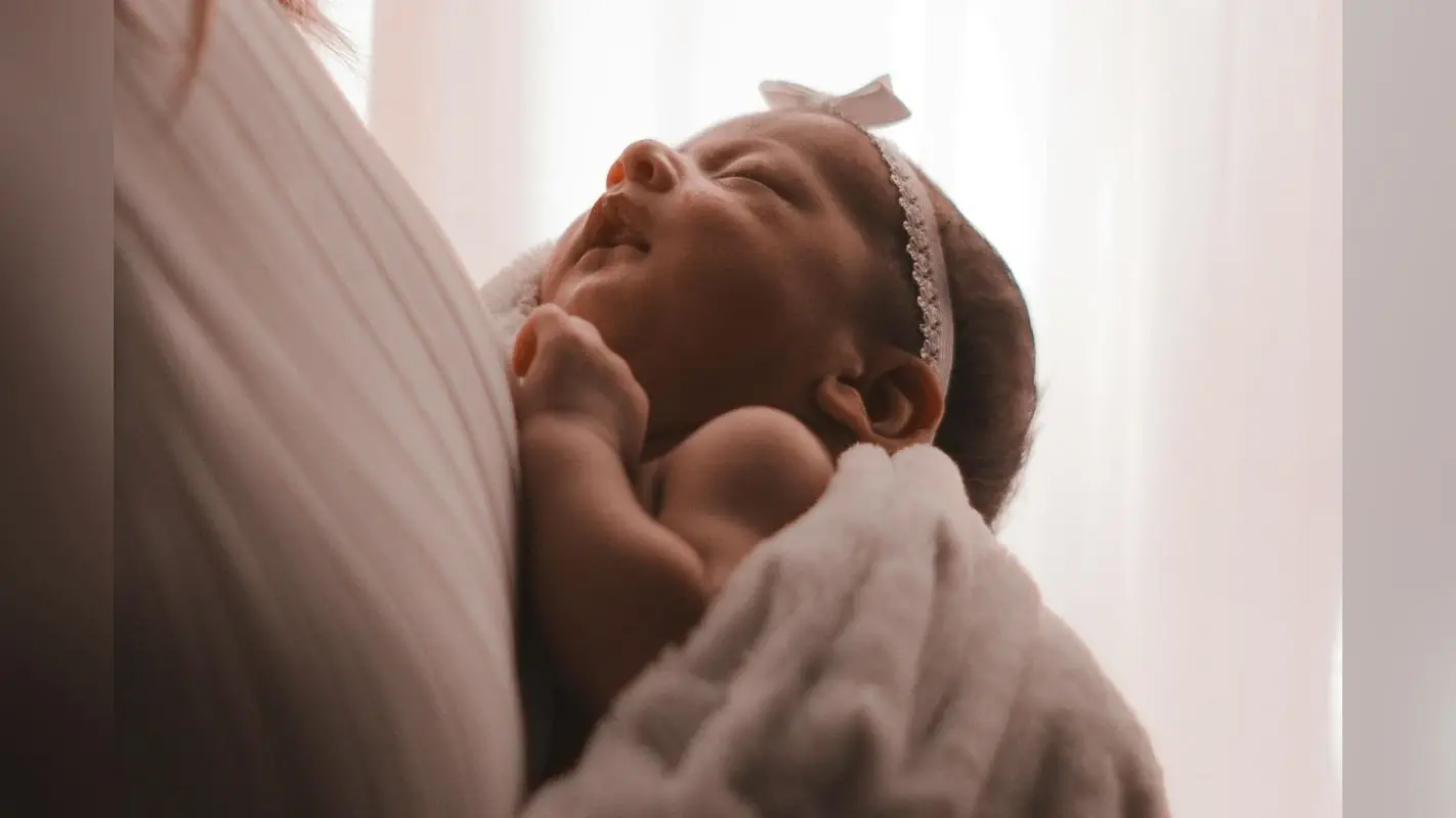 Baby Names: आपकी प्यारी सी बेटी के लिए ये हैं कुछ खूबसूरत और मॉडर्न नाम, जानें अर्थ