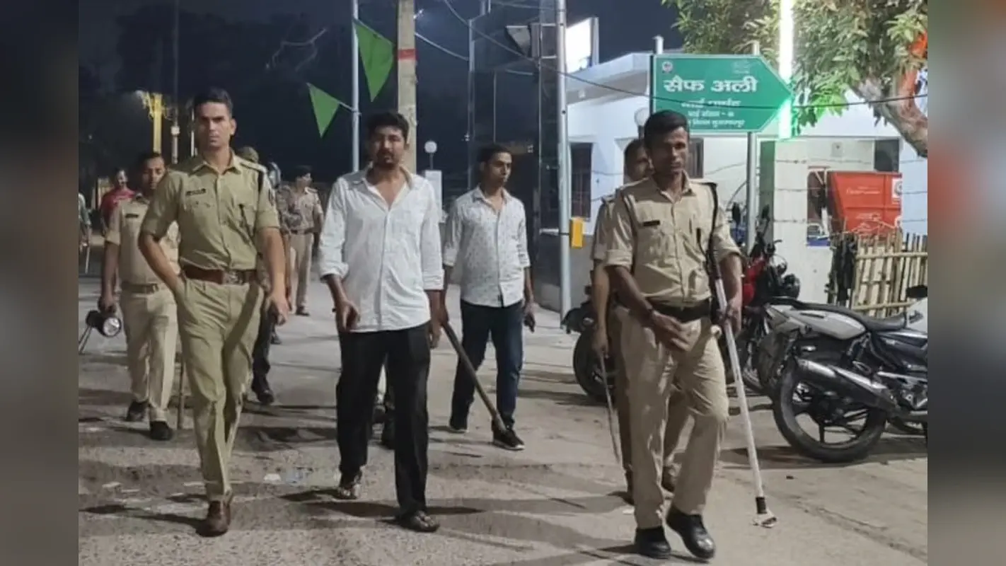 Muzaffarpur News: मूर्ति बैठाने को लेकर दो पक्षों में जमकर बवाल, पुलिस ने चटकाई लाठी