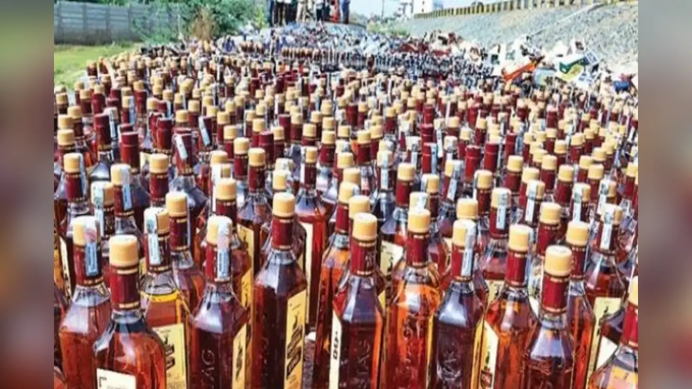 Muzaffarpur News: ट्रेन के शौचालय में छुपा कर ला रहा था शराब, पुलिस को देखा तो भागा, दो तस्कर गिरफ्तार