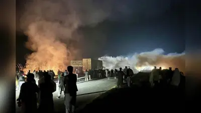 Pakistan Violence Video : इमरान खान के समर्थकों का हिंसक हुआ प्रदर्शन, पुलिस पर निकाल रहे गुस्सा, देखें वीडियो