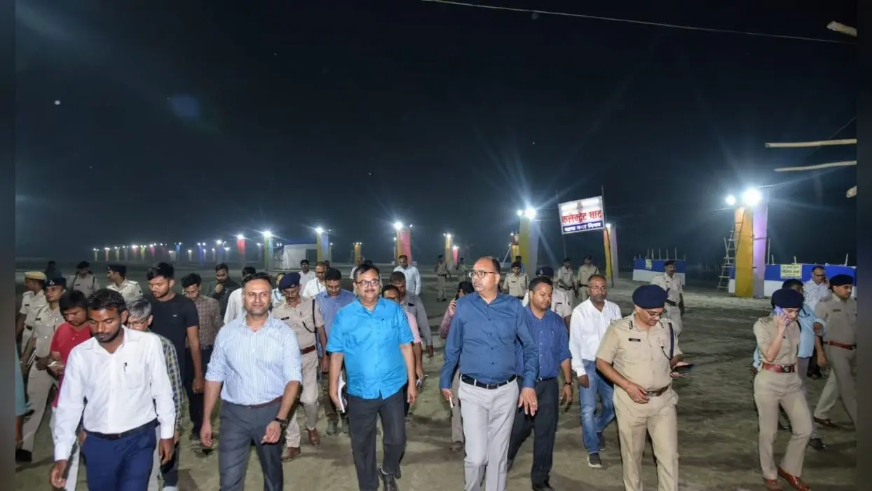 Photos: पटना में छठ घाट हो रहे तैयार, रात में जगमग कर रहे गंगा किनारे की देखिए खूबसूरती…