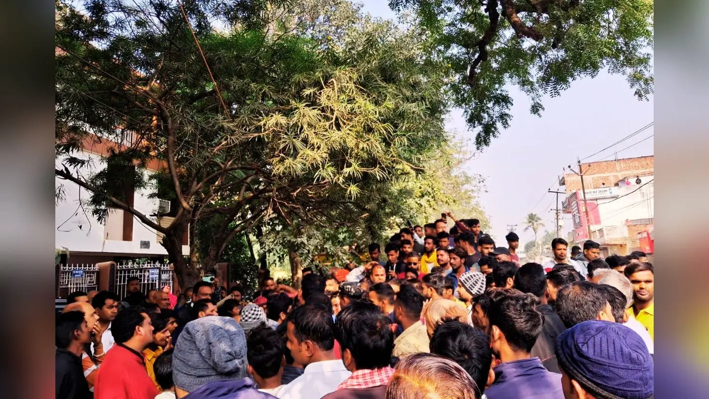 Road Accident: अघोर आश्रम के गार्ड की दुर्घटना में मौत, एंबुलेंस में शव रखकर रोड जाम