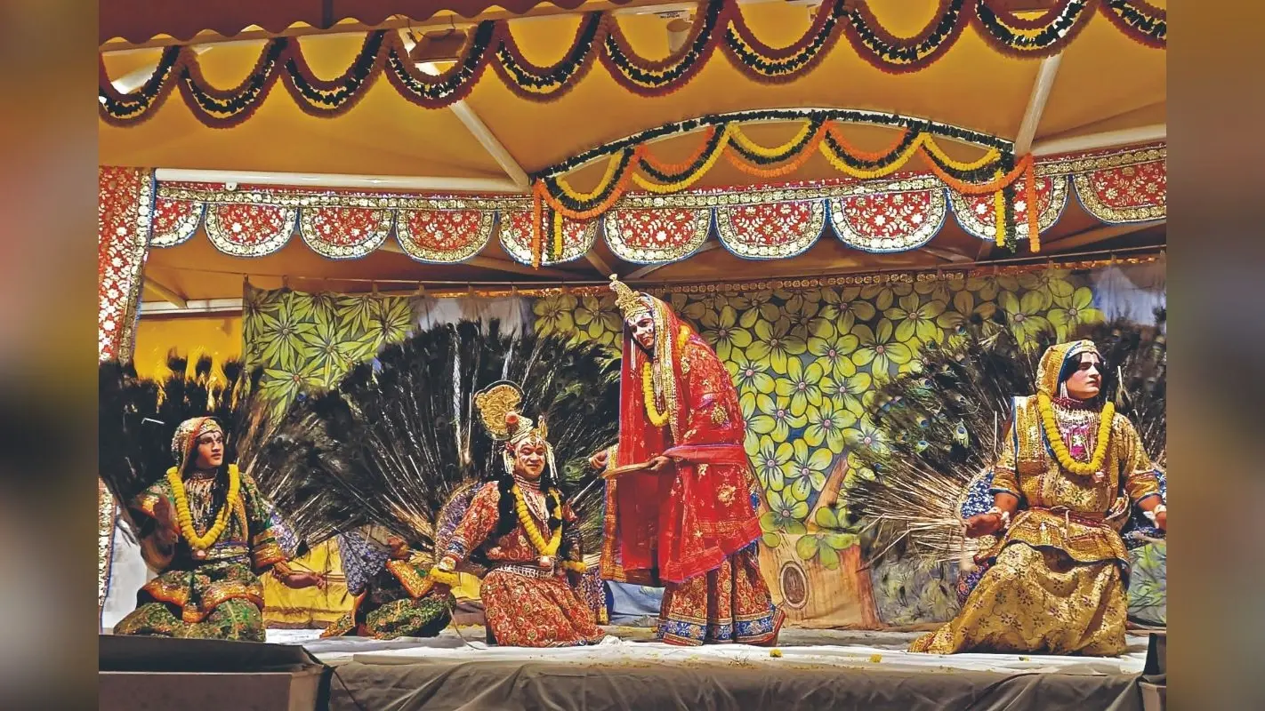 देवघर के रिखियापीठ में उतरा वृंदावन, गीत-संगीत के साथ शुरू हुआ कार्यक्रम