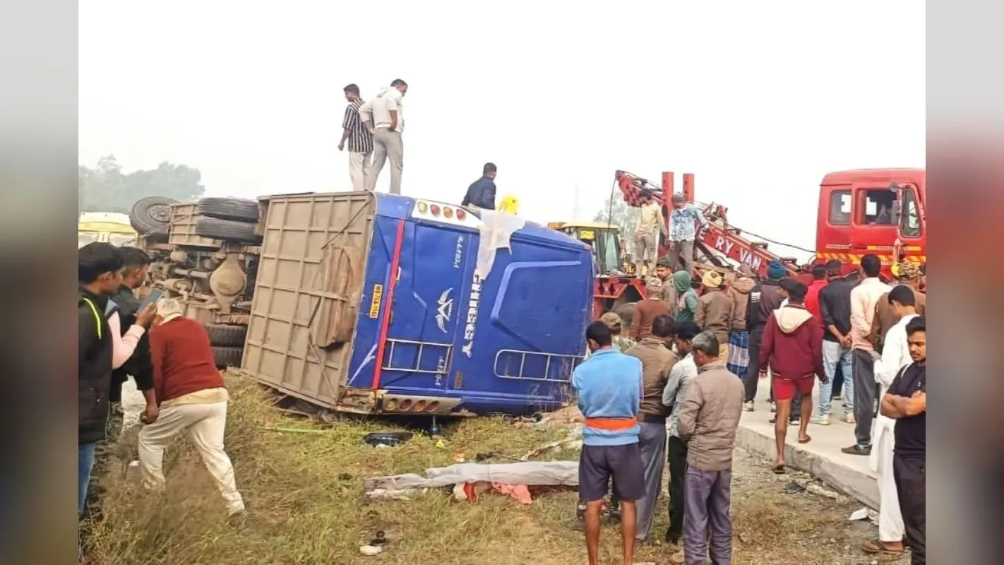 Road Accident In Hazaribagh: हजारीबाग में भीषण सड़क हादसा, बस पलटने से 6 लोगों की मौत