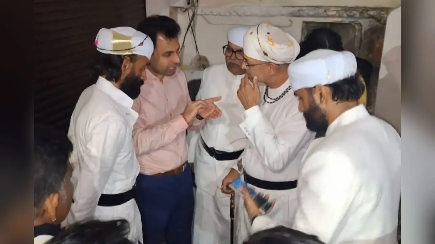 Viral Video : उदयपुर के सिटी पैलेस में महाराज का पत्थर से स्वागत
