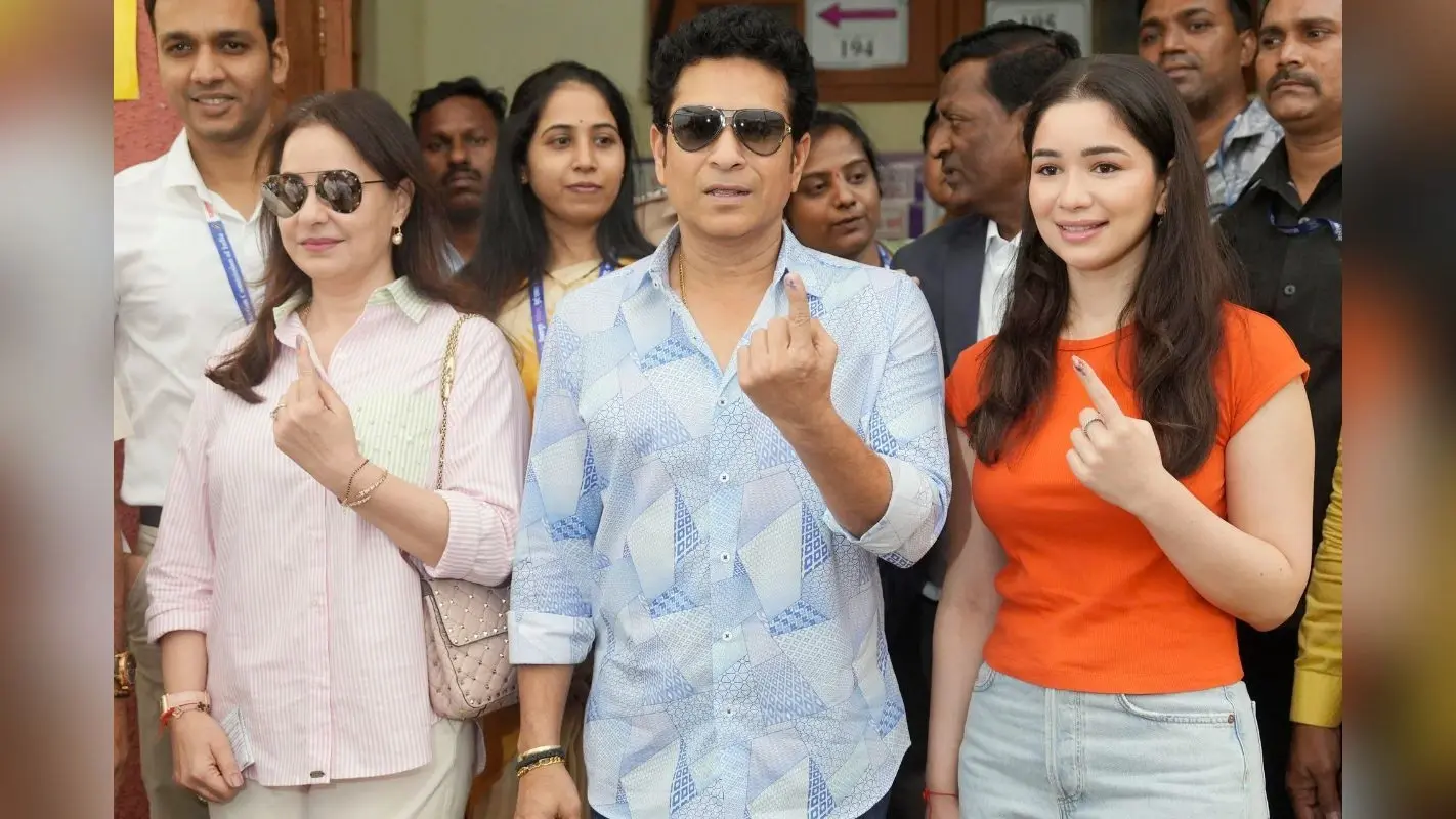 Sachin Tendulkar: पत्नी और बेटी के साथ वोट डालने पहुंचे सचिन, जनता से की वोट डालने की अपील, देखें वीडियो