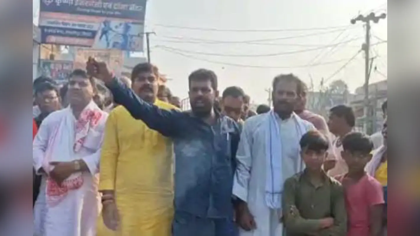 Samastipur News: शिक्षक की हत्या के विरोध में आक्रोशितों ने किया प्रदर्शन, बदमाशों की गिरफ्तारी की मांग