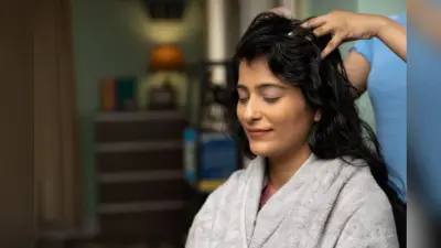 Hair Care Tips: बालों का झड़ना देखते ही देखते हो जाएगा बंद, आंवला के साथ इन चीजों को मिलाकर करें मसाज