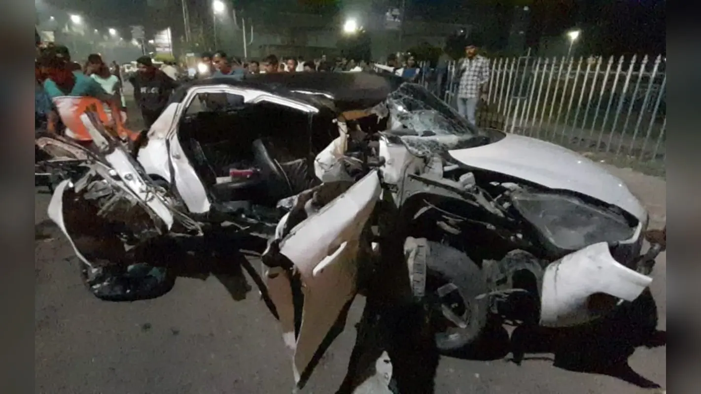 हावड़ा के शिवपुर में कार-ट्रेलर टक्कर में 3 की मौत, बुझ गया घर का चिराग