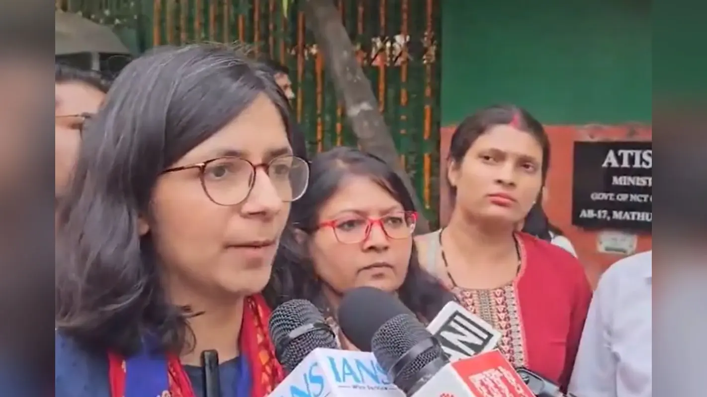 Swati Maliwal ने AAP सरकार के खिलाफ खोला मोर्चा, CM आतिशी के आवास के बाहर किया ऐसा काम
