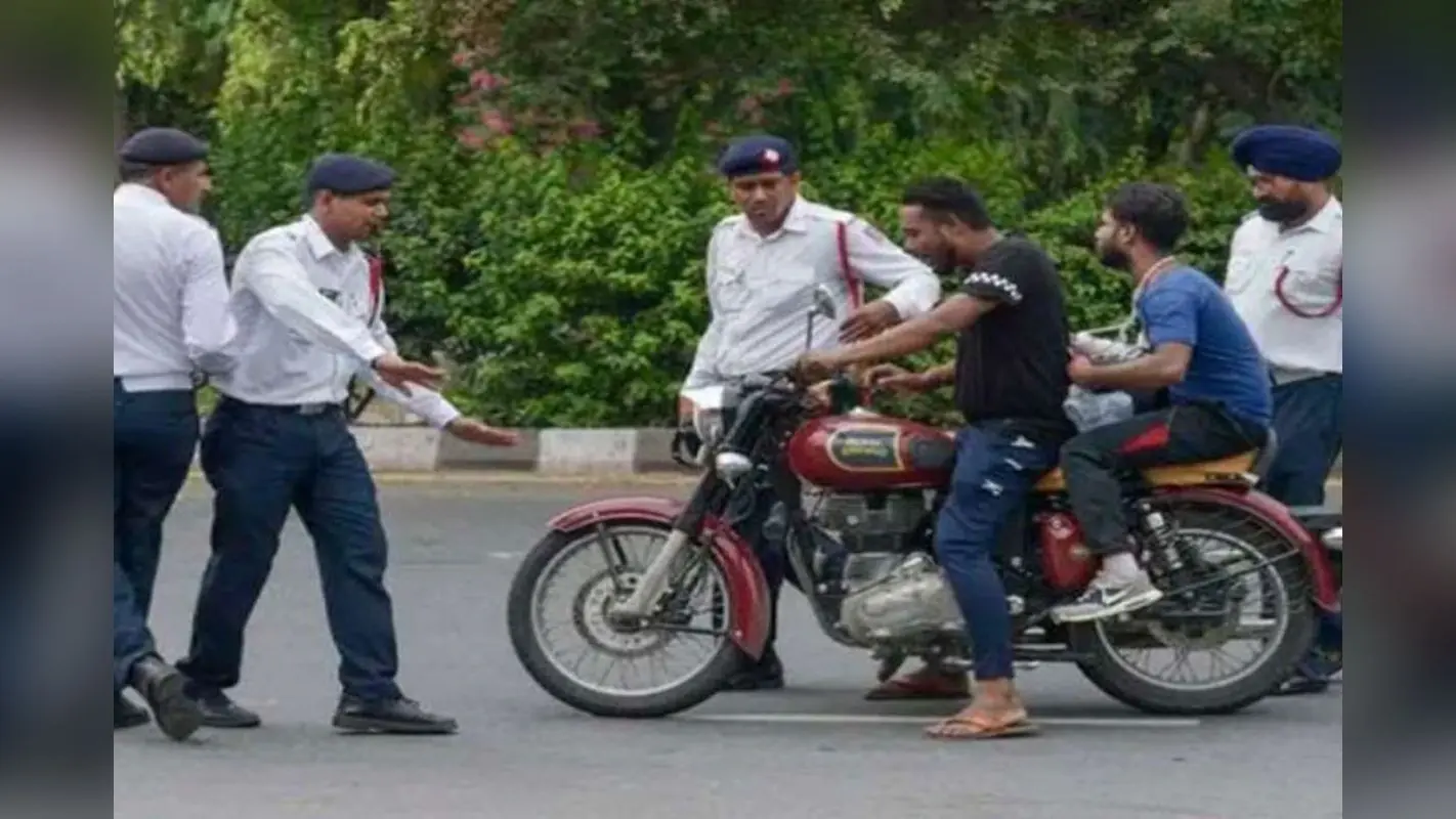Bihar: बिना हेलमेट पहने क्रॉस किया चौराहा तो कटेगा 5000 का चालान