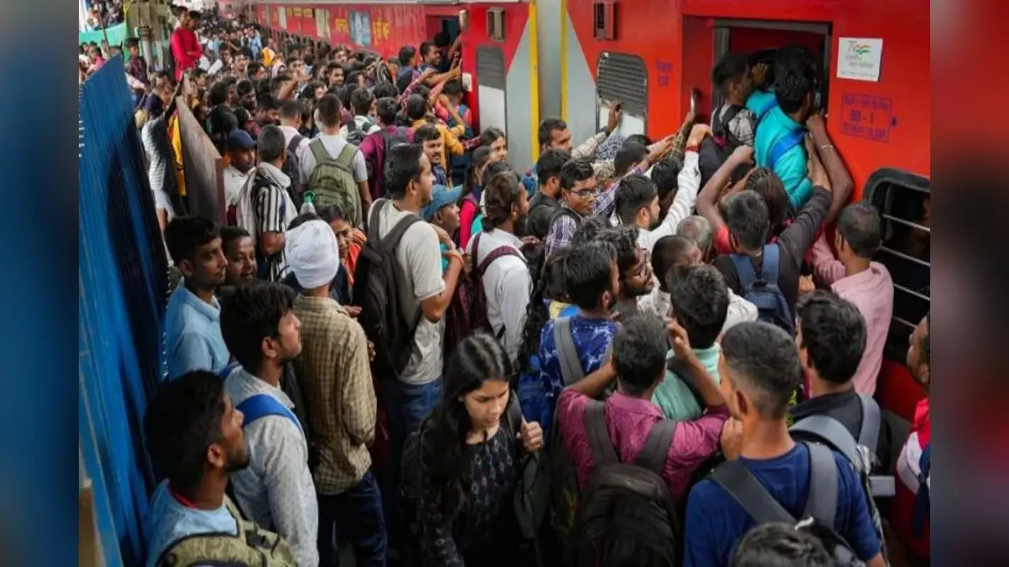 महानगरों की ओर जाने वाली ट्रेनों में उमड़ रही यात्रियों की भारी भीड़, टिकट दलालों पर पुलिस की पैनी नजर