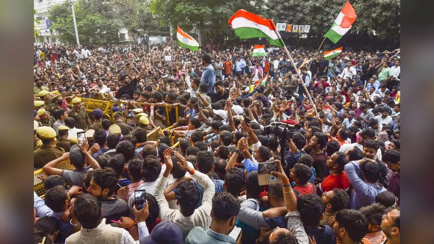 UPPSC Protest: यूपीपीएससी के फैसले से छात्र खुश, धीमा पड़ा आंदोलन