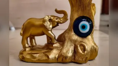 Vastu Shastra: ऑफिस की टेबल पर बिना कुछ सोचे रख लें ये चीजें, खूब होगी तरक्की