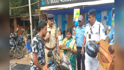 West Bengal News: माथे पर तिलक लगाकर पुलिस ने उतारी आरती, बिना हेलमेट पहने वाहन चालकों को दिया अनोखा उपहार