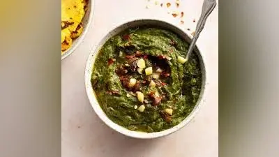 Winter Special Recipe: इस सर्दी आप घर पर बनाएं सरसों का साग, जानें आसान विधि
