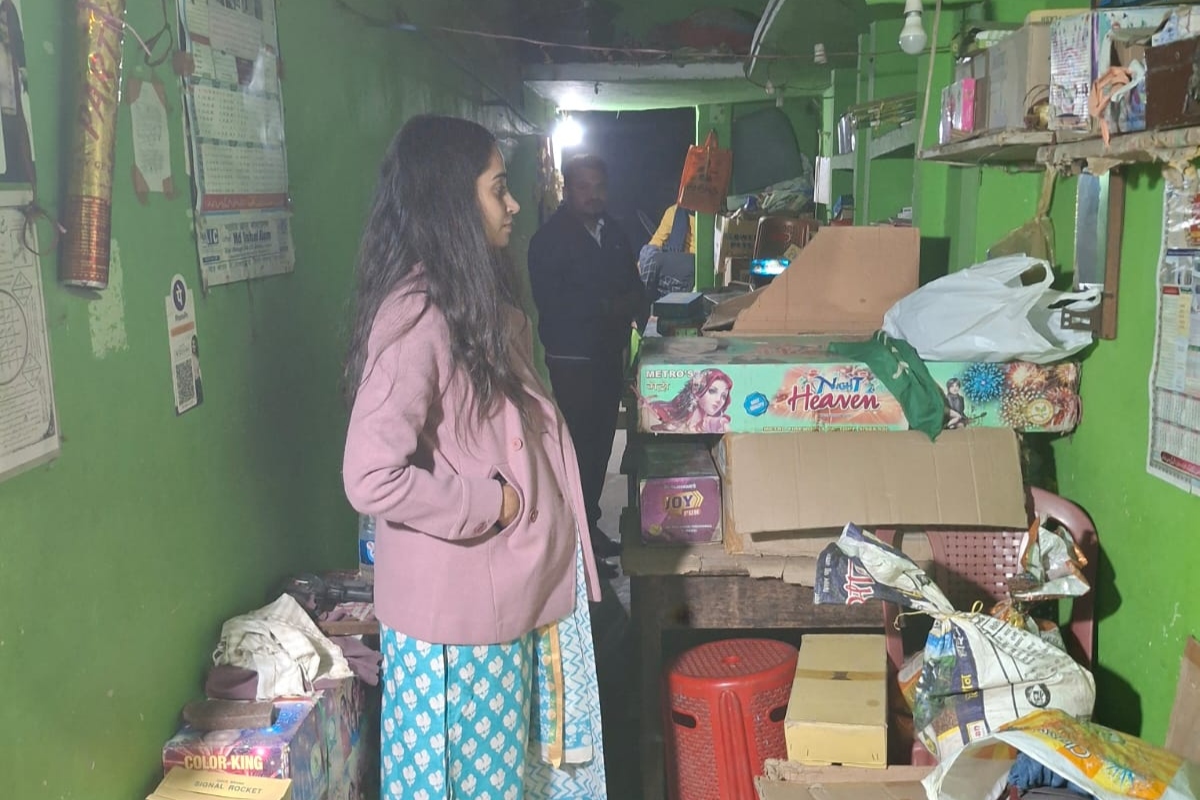 Palamu News: एसडीओ सुलोचना मीणा ने की कड़ी कार्रवाई, छापा मारकर 2 लाख का अवैध पटाखा किया जब्त