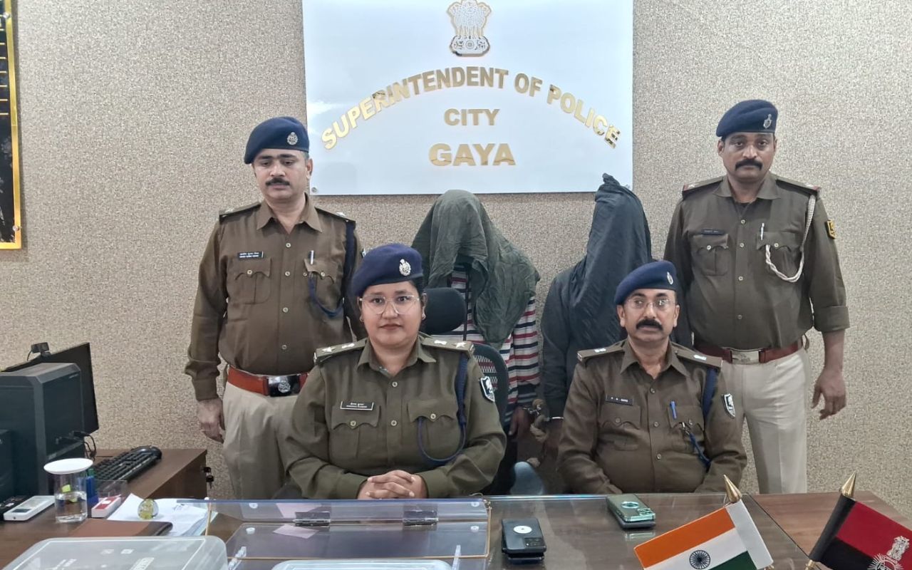 Gaya News: सेंट्रल चैंबर ऑफ कॉमर्स के पूर्व अध्यक्ष के प्रतिष्ठान में हुई चोरी का खुलासा, हथियार के ���ाथ दो अपराधी गिरफ्तार