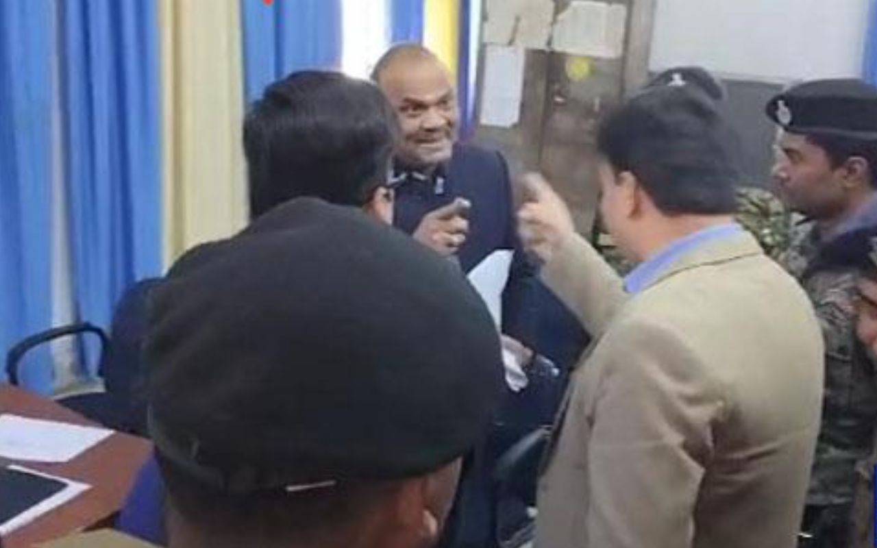 जहानाबाद के DM कार्यालय में ADM और BJP नेता के बीच बकझक, सरकारी काम में बाधा डालने को लेकर FIR दर्ज