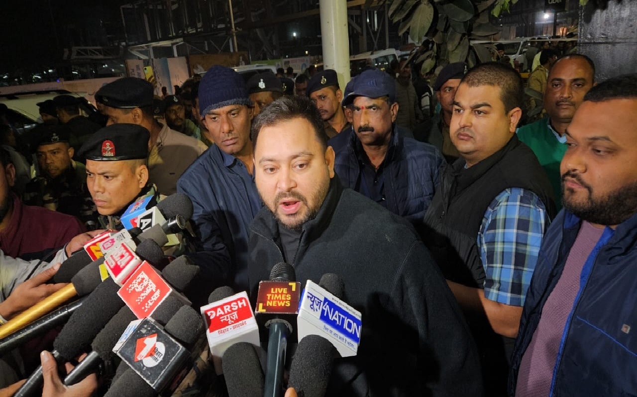 Bihar Politics: तेजस्वी यादव ने पूछा बिहार में कौन चला रहा सरकार, देखिए वीडियो क्यों किया ये सवाल