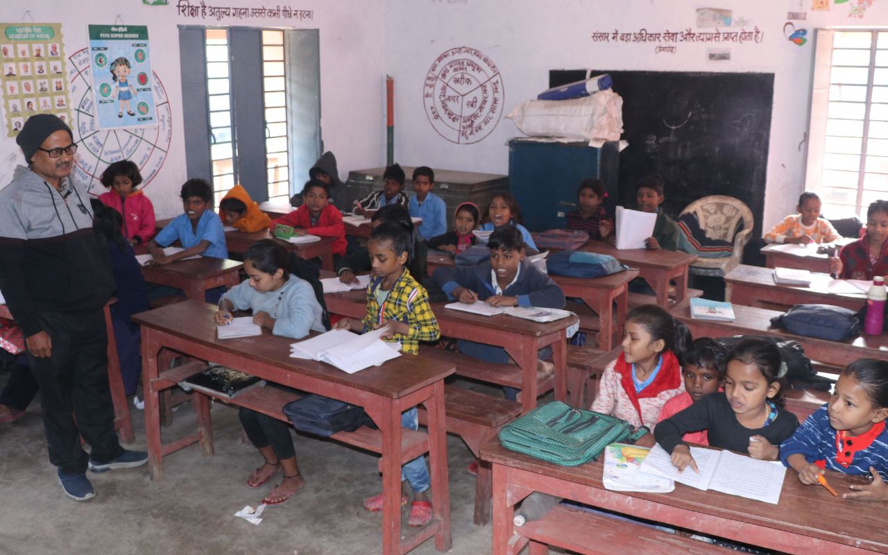 Bhagalpur News: एक ही क्लास रूम में पढ़ रहे पहली से पांचवीं तक के बच्चे, शिक्षक किसे संबोधित कर रहे पता नहीं
