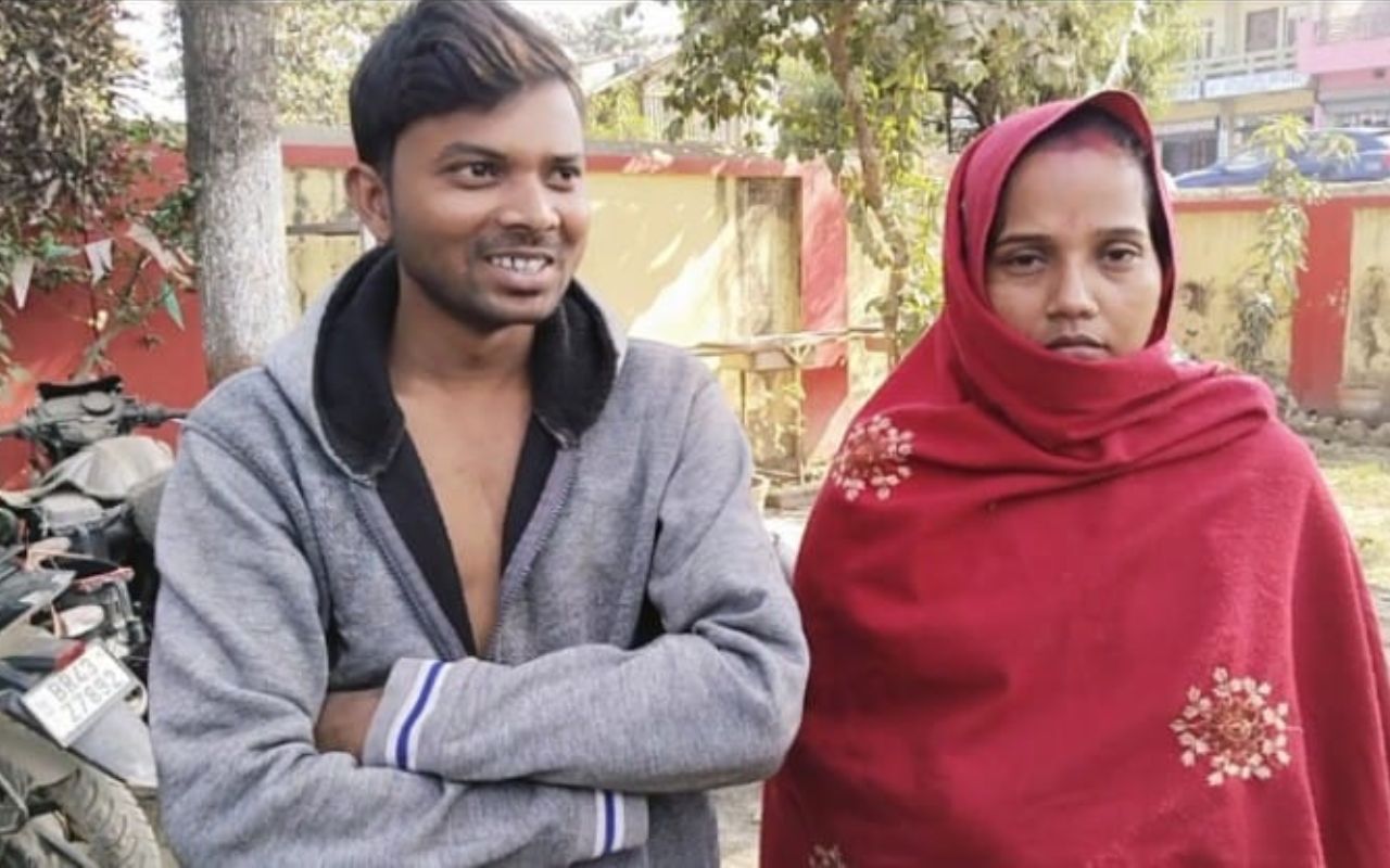 Girlfriend को पत्नी बनने के लिए घर में किया था विद्रोह, अब अपने ही कमरे में दो बच्चों के पिता के साथ पकड़ा…