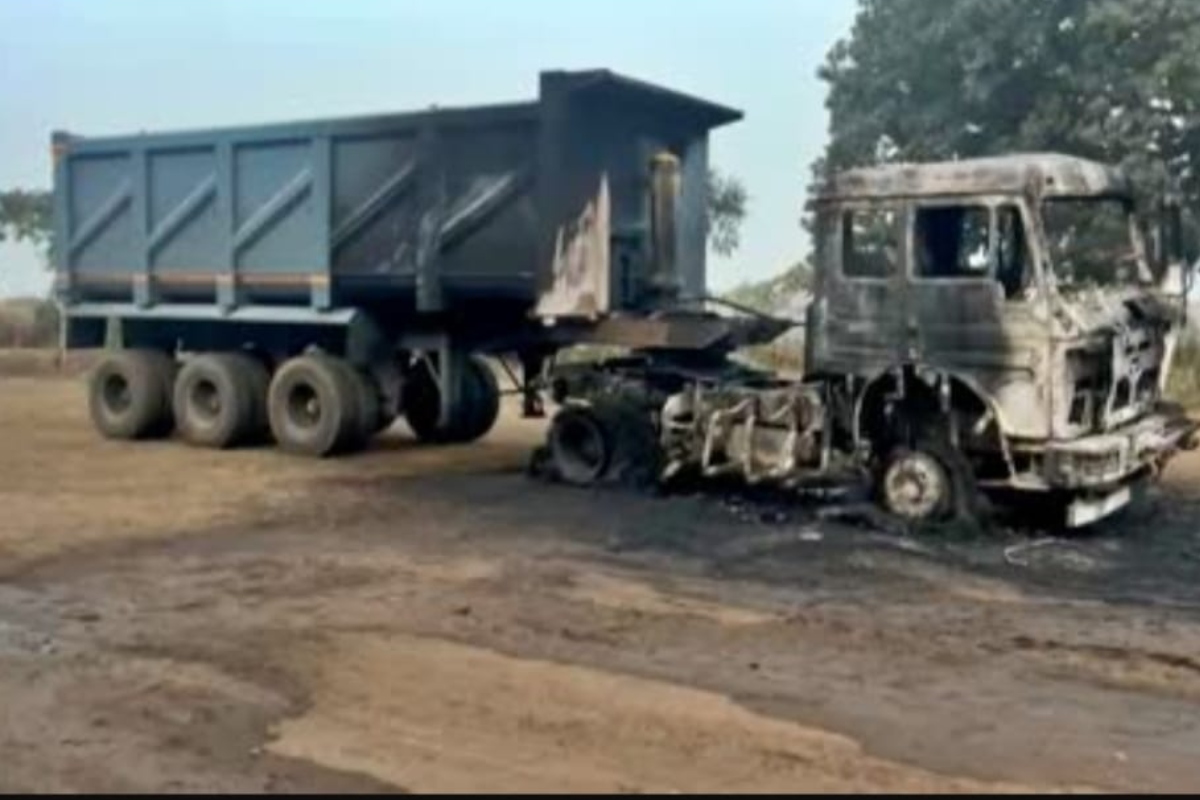 Jharkhand Crime News: लातेहार में बदमाशों का तांडव, कोयला लदे दो हाइवा को किया आग के हवाले