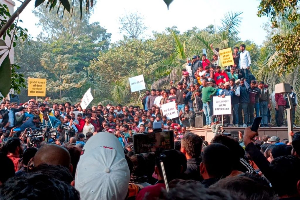 गांधी मैदान में प्रदर्शन करते
छात्र