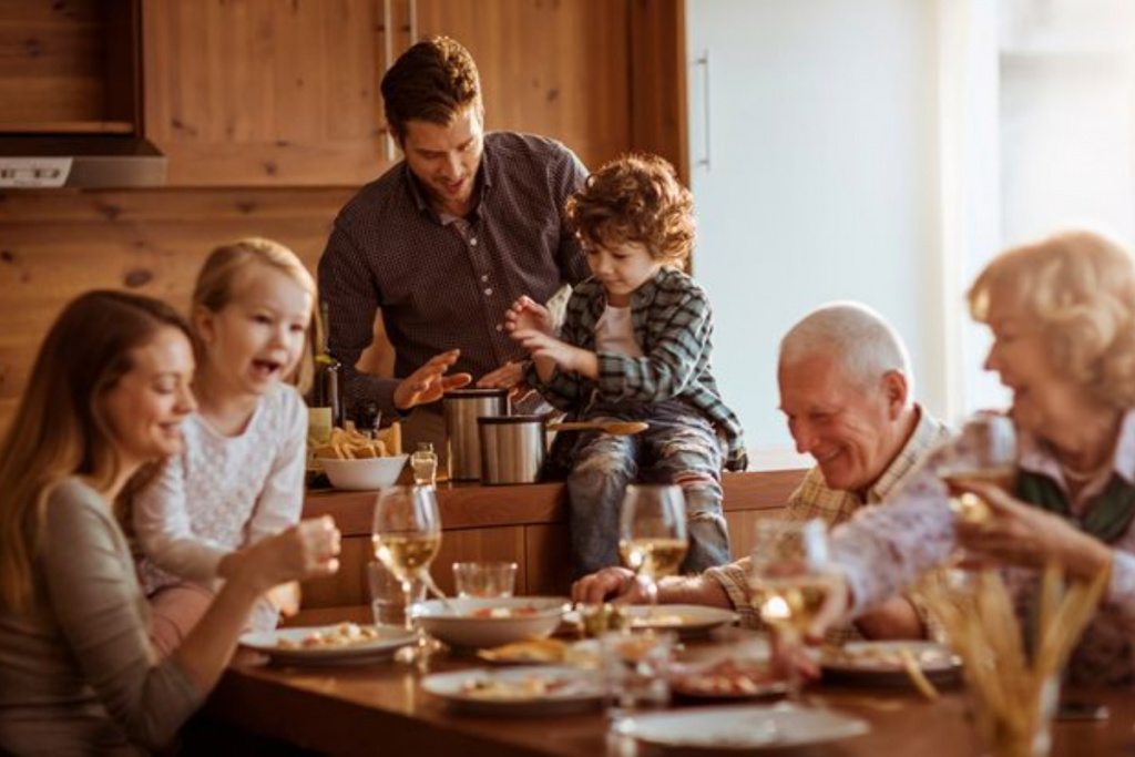 Parenting Tips: घर पर आए हुए हैं मेहमान तो बच्चों के साथ न करें ये व्यवहार