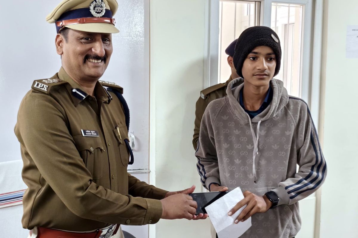 मुजफ्फरपुर में ऑपरेशन मुस्कान ने लौटाए 50 खोए मोबाइल फोन, पुलिस ने पब्लिक से की एक खास अपील