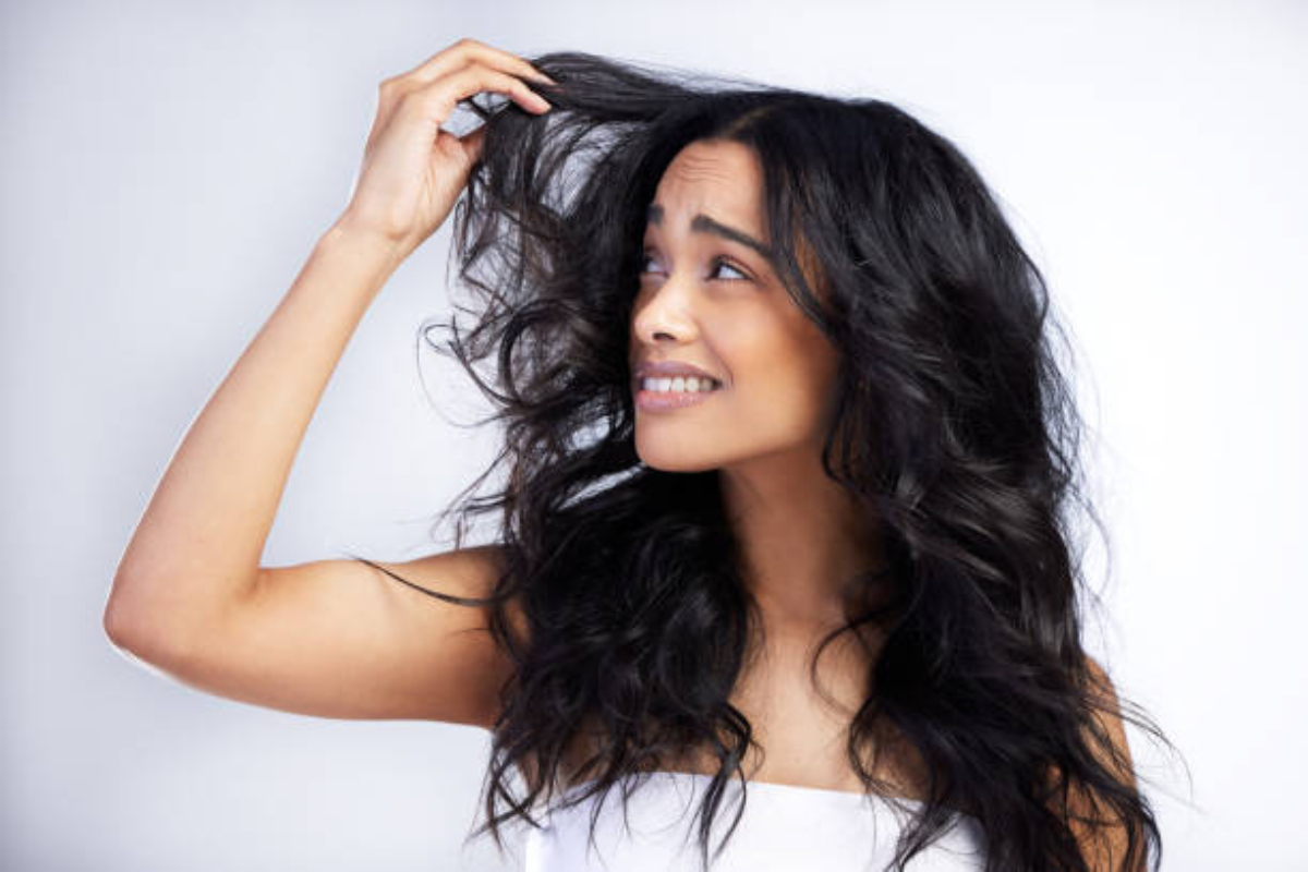 Hair Care Tips: सर्दियों में अब नहीं रहेगा बालों के रूखे होने का डर, अपनाएं ये कारगर उपाय