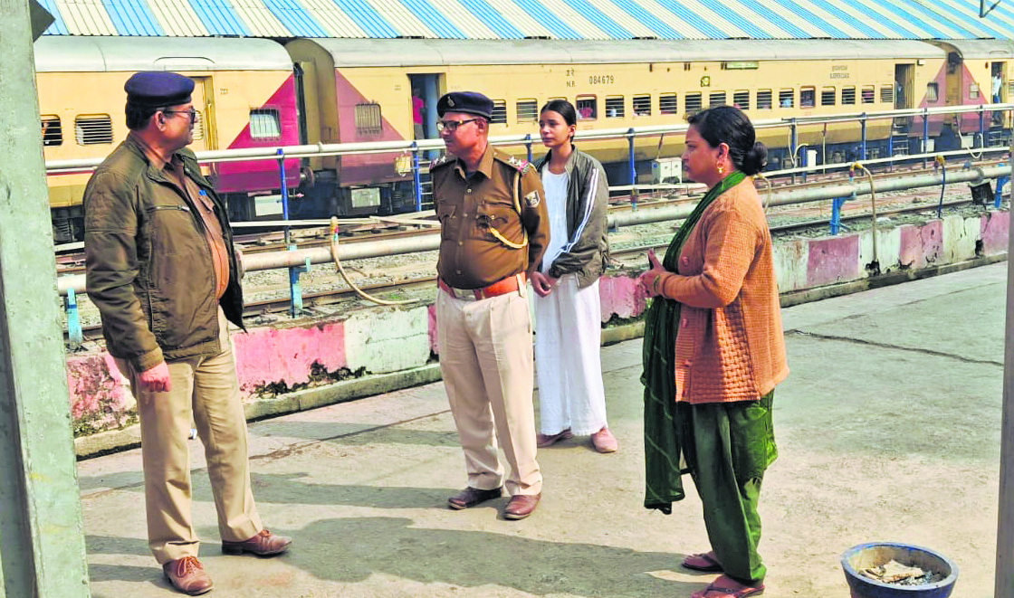 Chhapra News : ट्रेन में चढ़ने के दौरान महिला यात्री का पर्स उड़ा ले गये चोर