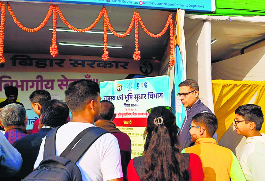 सचिव ने राजस्व विभाग के स्टॉल का लिया फीडबैक