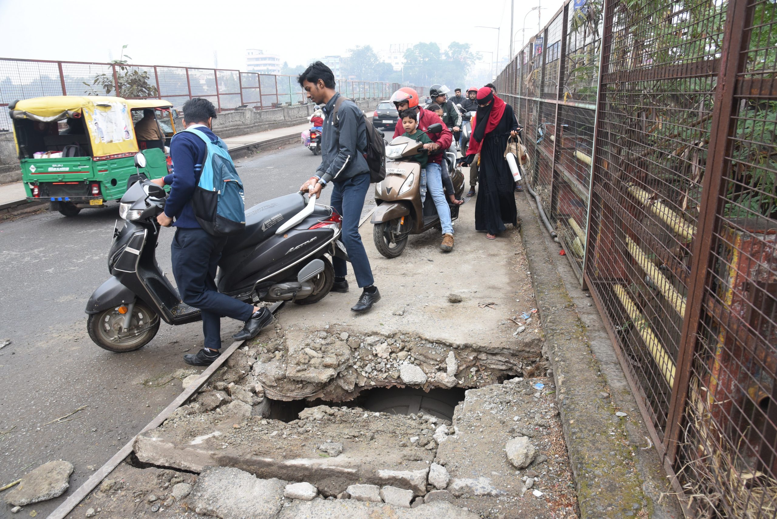 Jamshedpur News : मानगो छोटा पुल से गुजरने वाले राहगीर जरा देख कर चलें, नहीं तो…