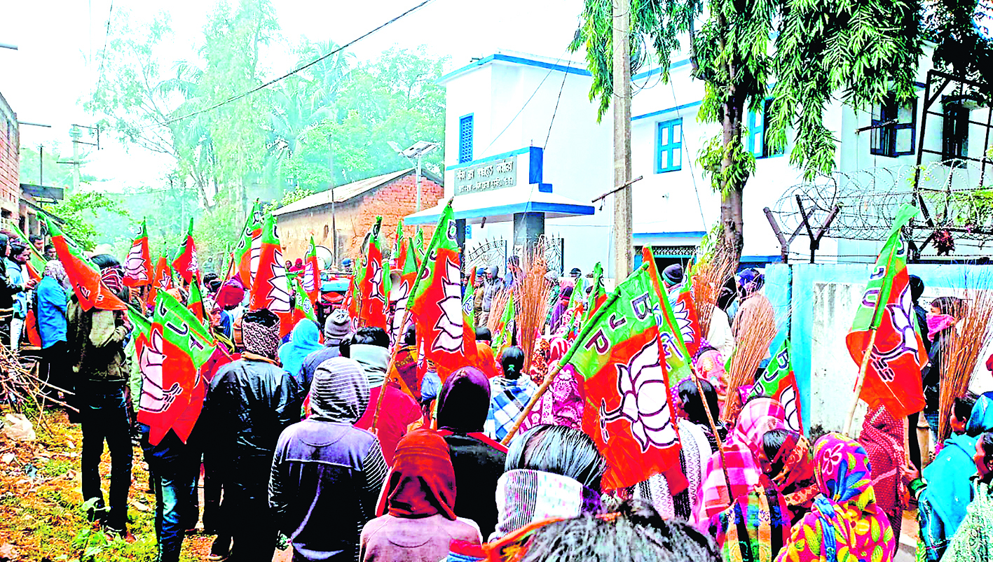 आवास योजना में भ्रष्टाचार को लेकर पुलिस और प्रदर्शनकारियों में हुई झड़प