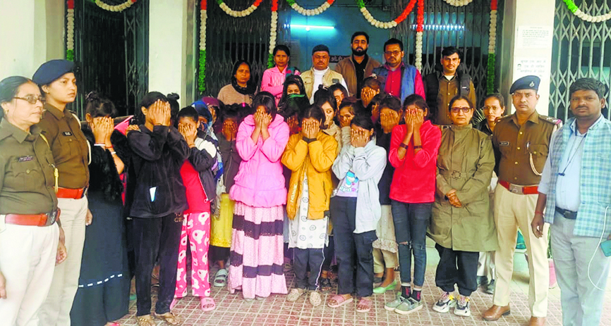 Chapra News : आर्केस्ट्रा से 31 किशोरियां करायी गयीं मुक्त, सात संचालक गिरफ्तार