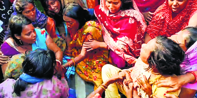 Hajipur News : ट्रैक्टर की चपेट में आने से दरवाजे पर खेल रहे बच्चे की मौत, लोगों ने जाम की सड़क
