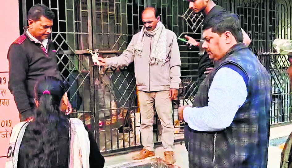 Hajipur News : लालगंज में बीडीओ ने पैक्स गोदाम किया सील
