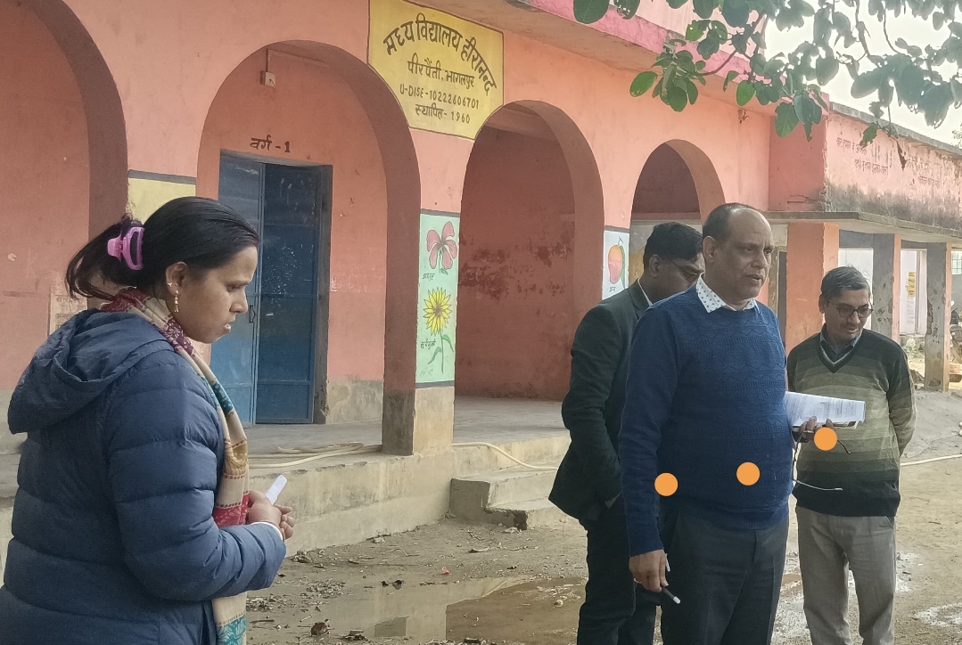 Bhagalpur news डीइओ ने किया मवि हीरानंन्द का निरीक्षण, छात्रों की संख्या बढ़ाने का निर्देश
