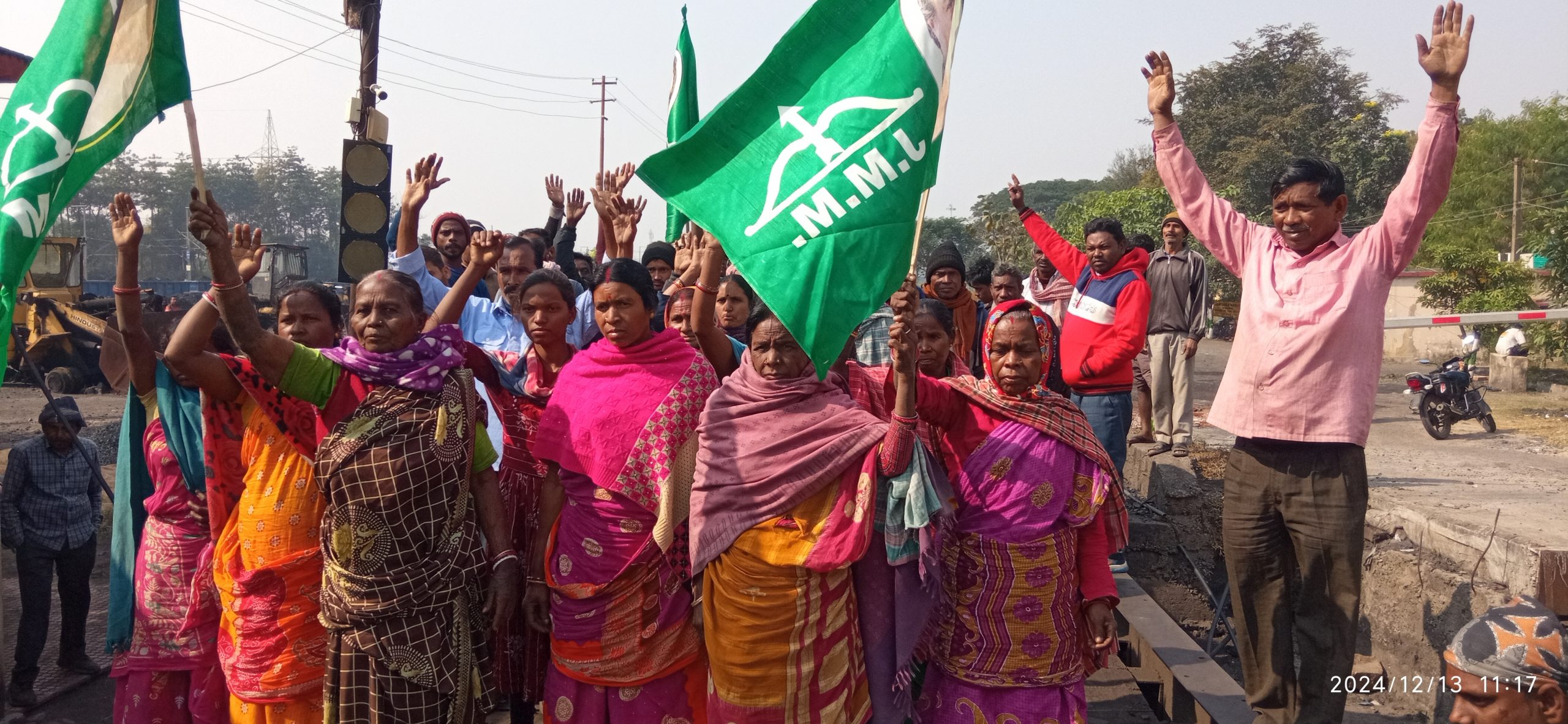 दैनिक मजदूरों ने पांच घंटे कोयला लोडिंग व अनलोडिंग किया ठप