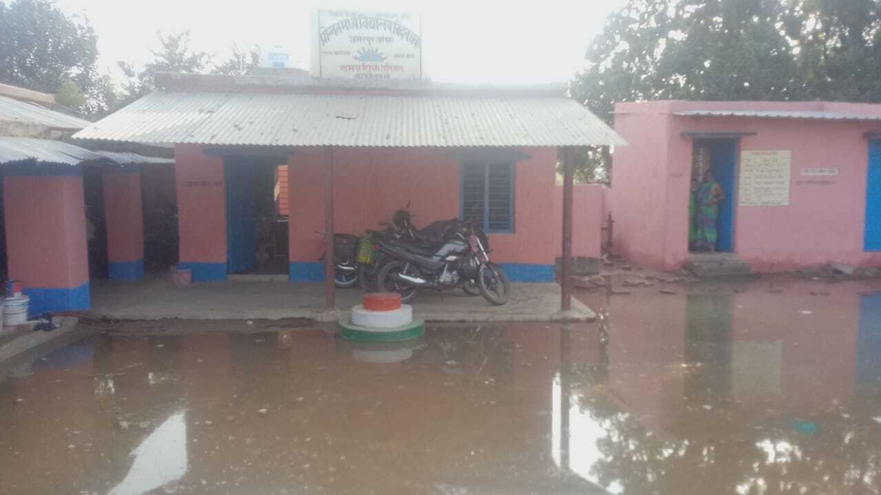 नल जल का पाइप फटने से स्कूल परिसर में घुसा पानी