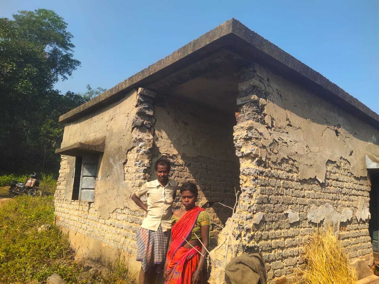 East Singhbhum : ‘मौत के घर’ में जिंदगी तलाश रहे सबर, लुपुंगडीह सबर टोला में बने आवास जर्जर, कभी भी हो सकता है हादसा