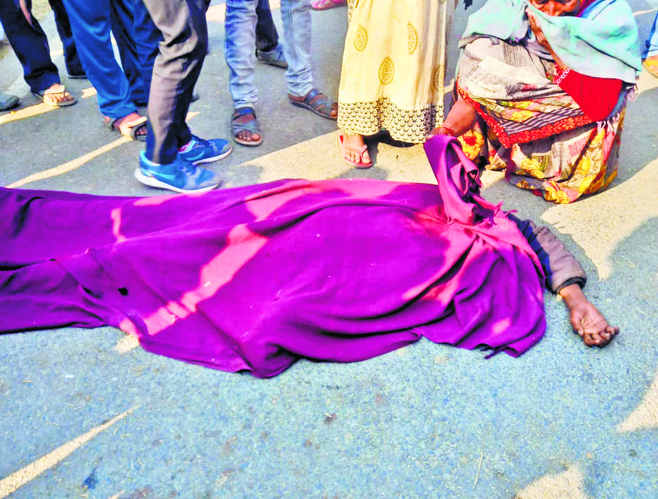 Gaya News : बिजली के खंभे लदे ट्रेलर से दबकर किशोर की मौत