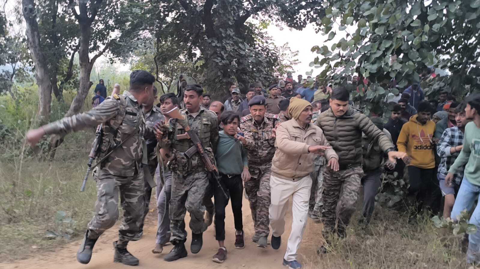 Giridih News: ब्लास्टिंग स्थल पर जाने से रोका, तो मनबढ़ू ने चाकू मारकर कर दी ग्रामीण की हत्या