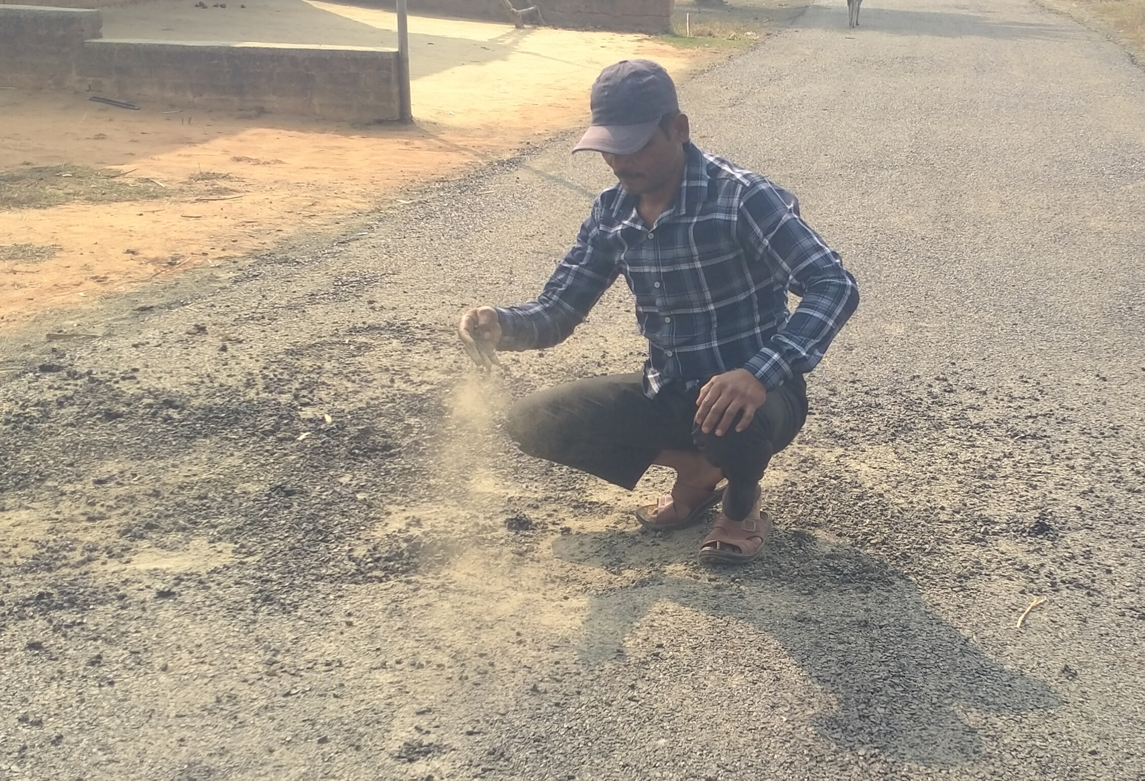 Giridih News: सड़क निर्माण में अनियमितता का आरोप लगा ग्रामीणों ने काम रोका