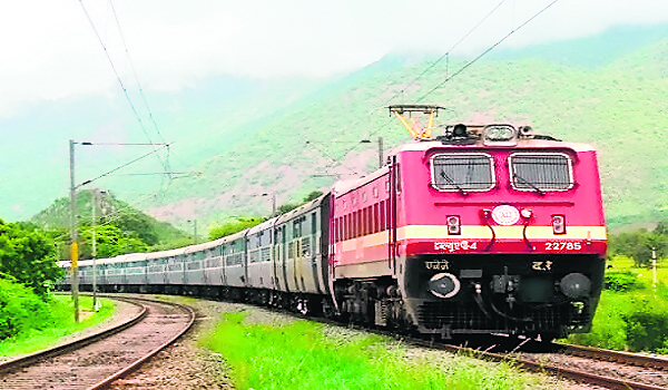क्लोन स्पेशल ट्रेनें घंटों की देरी से जंक्शन पहुंचीं